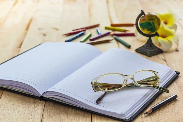 Gafas en cuaderno — Foto de Stock