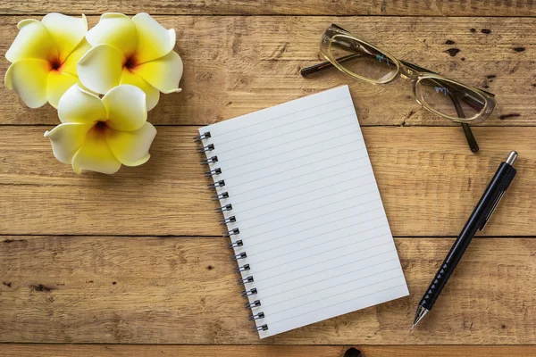 Cuaderno sobre mesa de madera — Foto de Stock