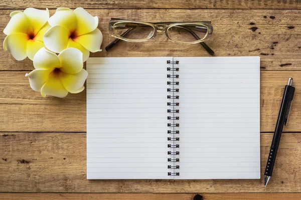 Cuaderno sobre mesa de madera — Foto de Stock