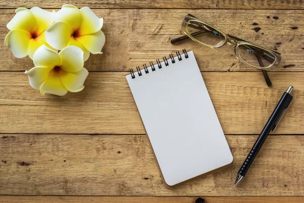 Cuaderno sobre mesa de madera — Foto de Stock