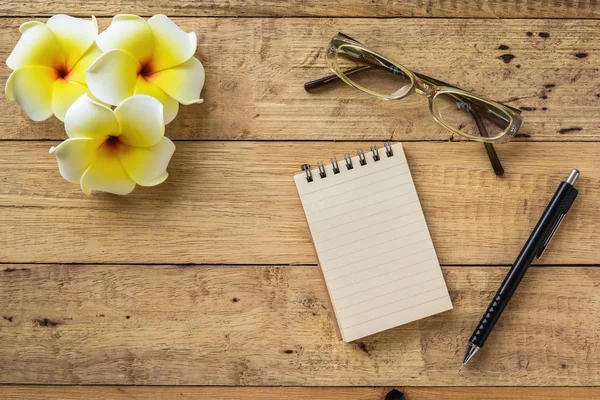 Cuaderno sobre mesa de madera — Foto de Stock