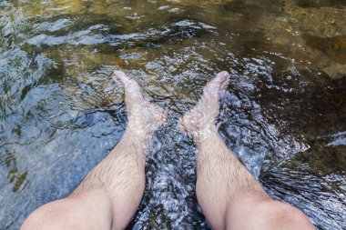 Ayakları suda iliklerine