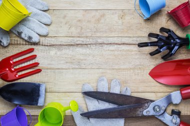 Ahşap masa üzerinde tarım araçları