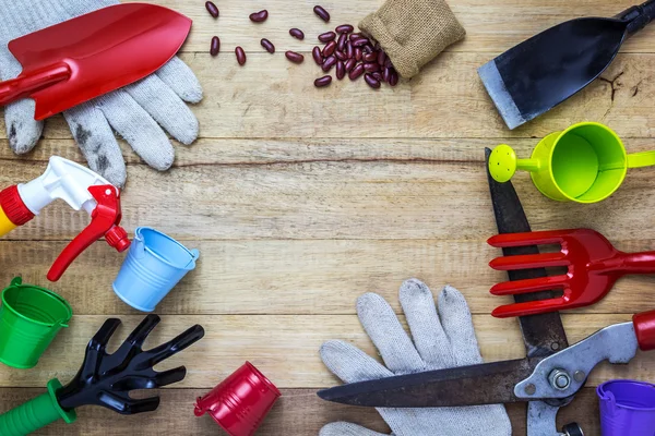 Ahşap masa üzerinde tarım araçları