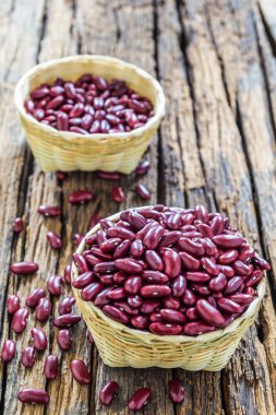 Bambu sepet içinde kırmızı fasulye