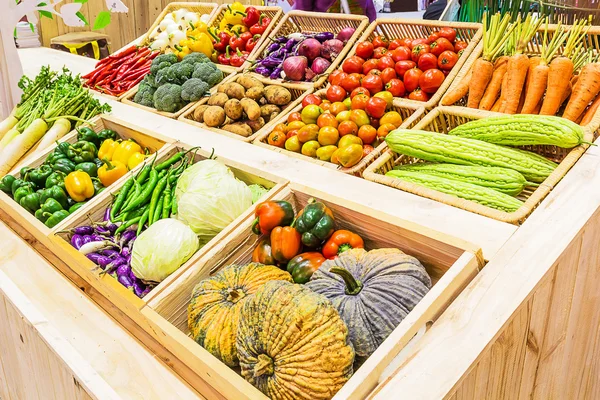 Organic vegetables in a basket on Shelf — Stock Photo, Image