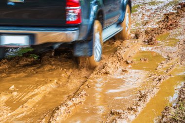 Çamur üzerinde çalışan kamyon