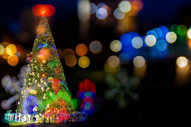 Noel ağacı ve bulanık bokeh arka plan.