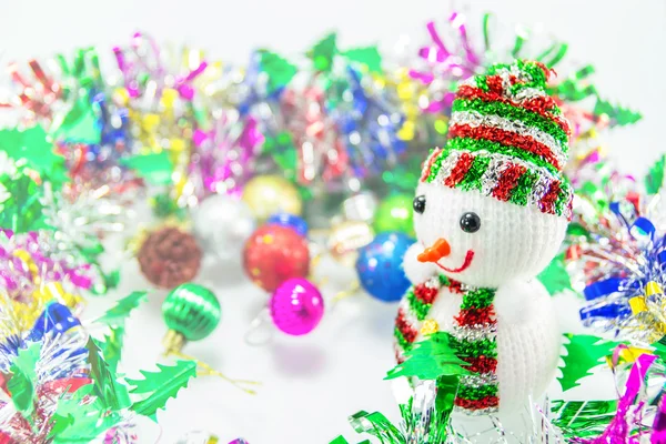 Снеговик и рождественские украшения — стоковое фото