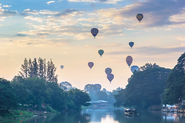 Ballon flottant vers le ciel avec au premier plan ping rivière le matin — Photo