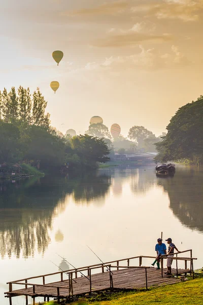 Pescador y fondo globo . —  Fotos de Stock