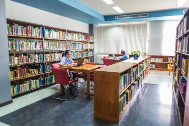 İki kadın kütüphanede araştırma