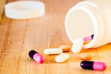 pour ilaç şişeleri hapları