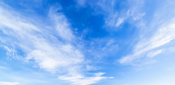 Nuvem com panorama azul do céu — Fotografia de Stock