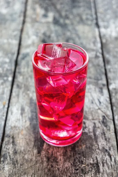 Czerwony sok do szklanki z lodem — Zdjęcie stockowe