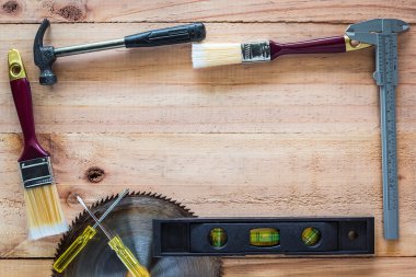 Marangoz araçları ahşap tahta üzerinde