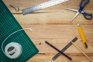 Ofis donatım veya ahşap tahta üzerinde DIY araçları