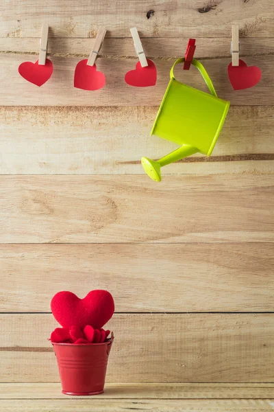 Corazón rojo en un tanque pequeño rojo — Foto de Stock