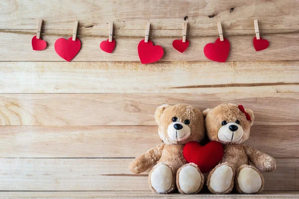 La pareja Osito de peluche sosteniendo una almohada en forma de corazón — Foto de Stock