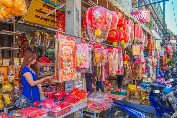 La mujer está comprando los adornos de Año Nuevo Chiness —  Fotos de Stock