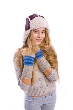 Beyaz bir arka plan üzerinde şapkalı çekici genç sarışın kadın