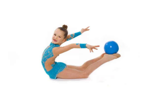 Девушка гимнастка на белом фоне с мячом — стоковое фото