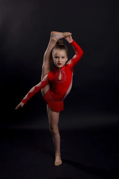 Siyah bir zemin üzerine kız jimnastikçi — Stok fotoğraf