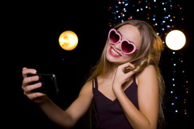 Kız bir gece kulübü selfie yapıyor