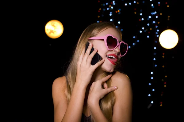 Chica con teléfono móvil en una discoteca — Foto de Stock