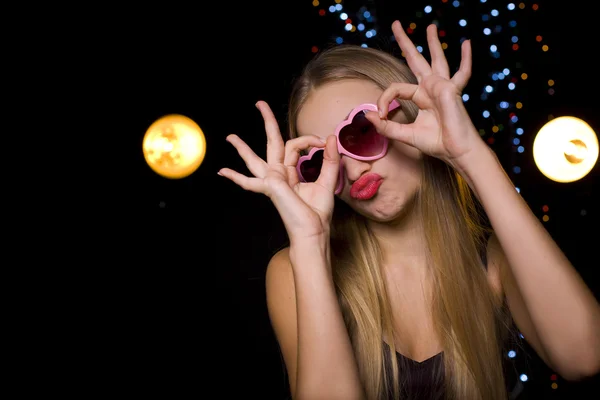 Schöne emotionale Blondine in einem Nachtclub in der Disco — Stockfoto