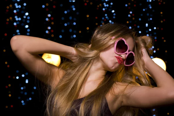 Schöne tanzende Mädchen in einer Disco — Stockfoto