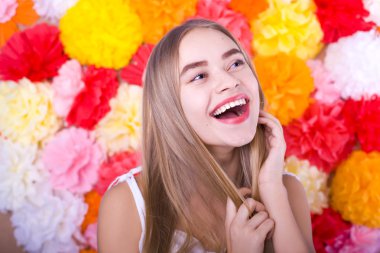 güzel sarışın kadın parlak bir arka plan üzerinde gülüyor