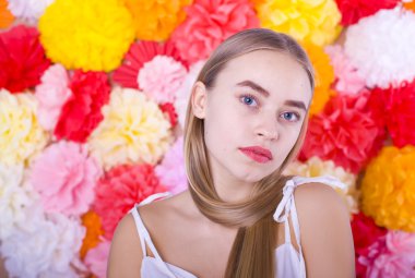 renkli bir arka plan üzerinde güzel mavi gözlü kız