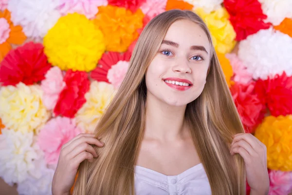 Bela menina de olhos azuis em um fundo colorido — Fotografia de Stock