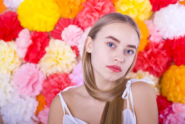 Schöne blauäugige Mädchen auf einem farbigen Hintergrund — Stockfoto