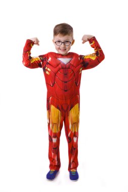Iron Man suretinde beş yaşındaki çocuk