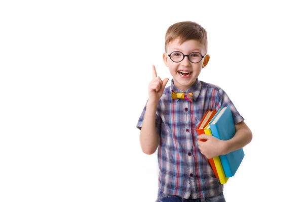 Divertido chico cinco años con libros sobre un fondo blanco — Foto de Stock