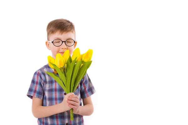 Lindo chico cinco años, con un ramo de tulipanes — Foto de Stock