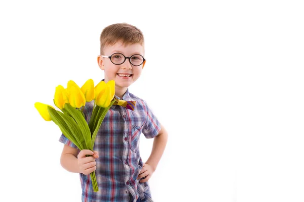 Netter Junge von fünf Jahren, mit einem Strauß Tulpen — Stockfoto