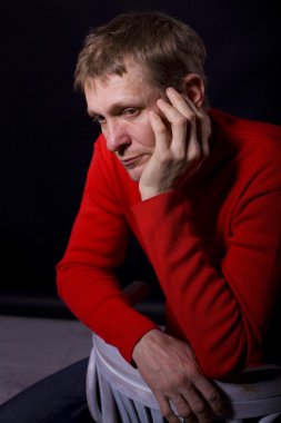 siyah bir zemin üzerine kırk yaşındaki adam portresi