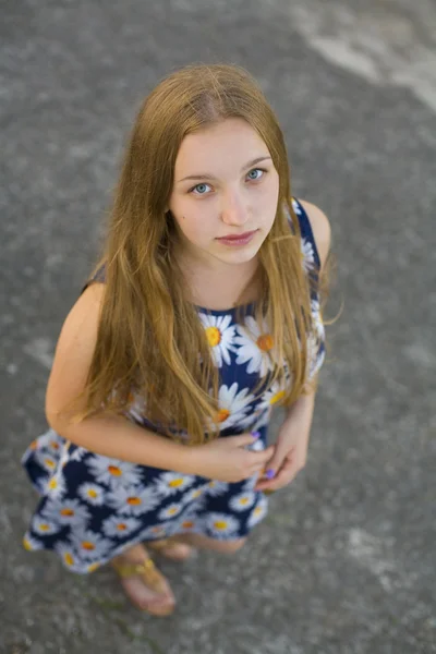 Портрет красивой молодой девушки на открытом воздухе — стоковое фото