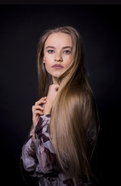 Siyah arka planda güzel bir kadının portresi.