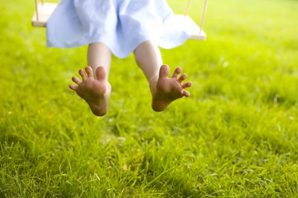 Divertir las piernas de los niños con los dedos extendidos anchos — Foto de Stock