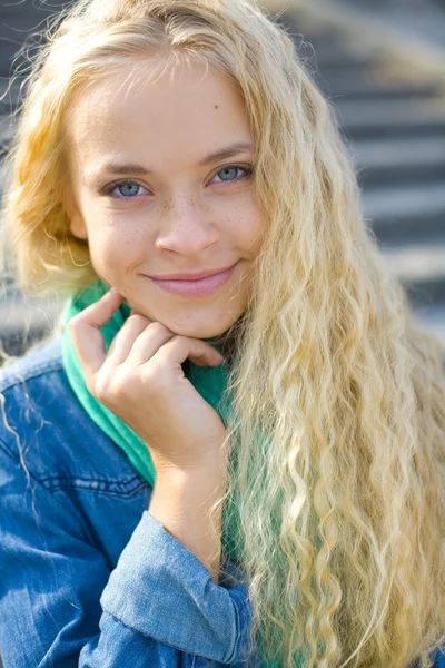 Portret van een mooie jonge vrouw close-up — Stockfoto