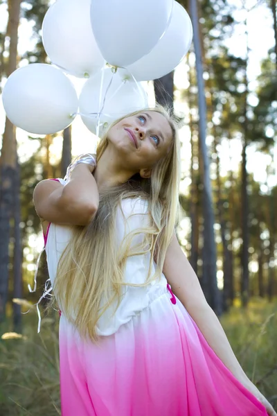 Menina bonita com balões brancos — Fotografia de Stock