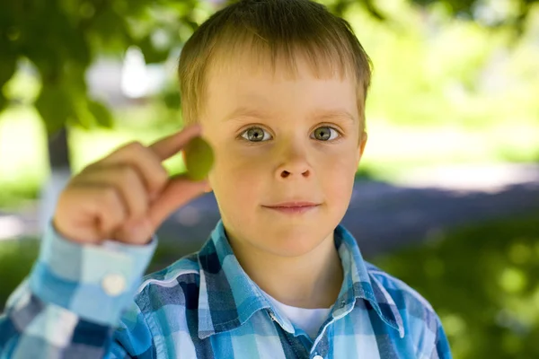 Porträt eines fünfjährigen Jungen im Freien — Stockfoto