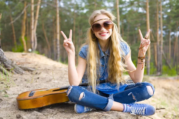 Retrato de uma menina hippie na floresta — Fotografia de Stock