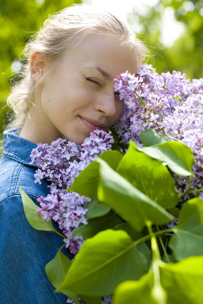 Young beauty with a bouquet of lilacs — Stock Photo, Image