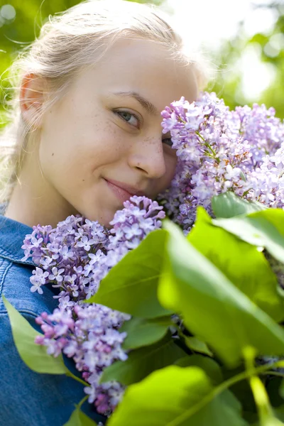 Young beauty with a bouquet of lilacs — Stock Photo, Image