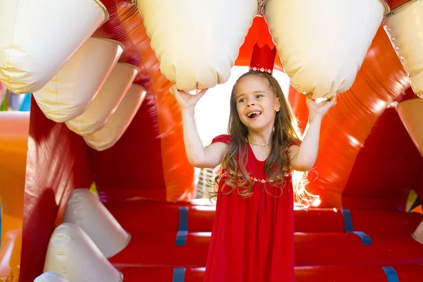 Ein Kind spielt auf dem hellen Trampolin — Stockfoto